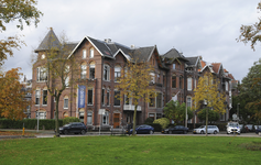 909283 Gezicht op de huizen Emmalaan 41 (links) -lager te Utrecht, vanaf het Oudwijk.